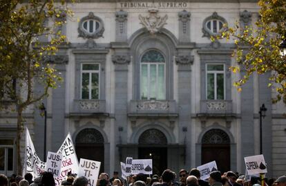 Manifestantes protestan contra la decisión del Tribunal Supremo