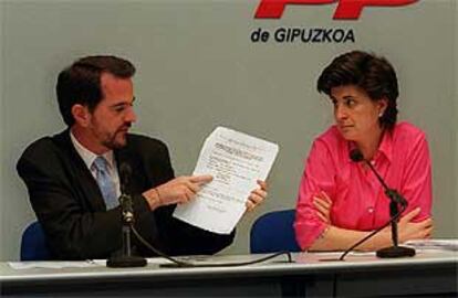 El presidente del PP vasco, Carlos Iturgaiz, y María San Gil, ayer en San Sebastián.