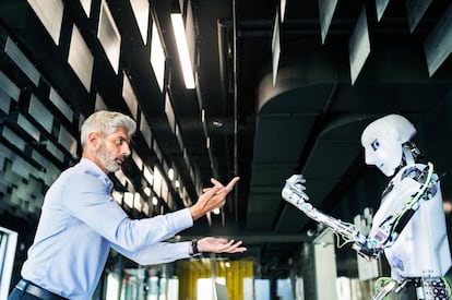 Hombre con robot.