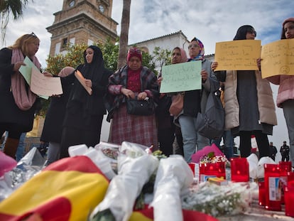 Mujeres musulmanas muestran sus condolencias y repulsa al ataque a dos iglesias católicas en Algeciras (Cádiz), en el que falleció un sacristán.