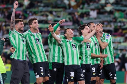 Jugadores del Real Betis celebran una victoria en su estadio esta temporada.