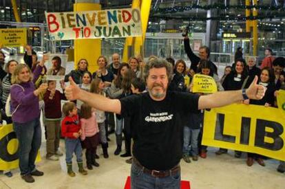 El director ejecutivo de Greenpeace España, Juan López de Uralde, a su llegada anoche al aeropuerto de Barajas.