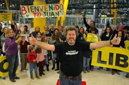 El director ejecutivo de Greenpeace España, Juan López de Uralde, a su llegada anoche al aeropuerto de Barajas.