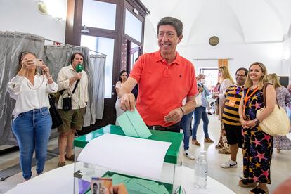 El candidato a la presidencia de la Junta de Andalucía por Ciudadanos, Juan Marín, vota en la Biblioteca Municipal de Sanlúcar de Barrameda (Cádiz). Marín ha vuelto a insistir en que está seguro de que desde el lunes, su partido y el PP volverán a “reeditar” el Gobierno de coalición.