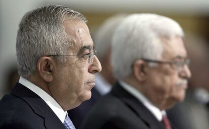 Salam Fayad, a la izquierda, y Mahmud Abbas, en una foto de archivo de 2012.
