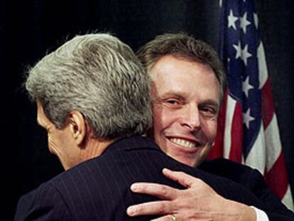 Terry McAuliffe abraza a John Kerry (de espaldas) en Washington en marzo de 2003.