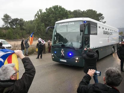 El autobús de la Guardia Civil con los presos sale de la prisión de Brians hacia Madrid. 