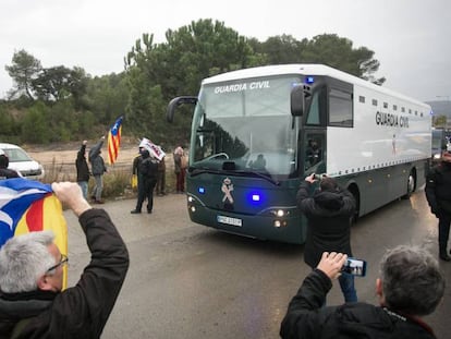 El autobús de la Guardia Civil con los presos sale de la prisión de Brians hacia Madrid.