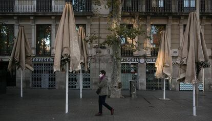 Terrasses tancades a la plaça Universitat de Barcelona.