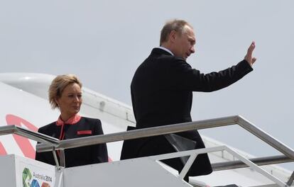 El presidente ruso, Vladímir Putin, saluda desde la escalerilla poco antes de abandonar Brisbane.