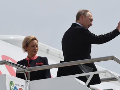 El presidente ruso, Vladímir Putin, saluda desde la escalerilla poco antes de abandonar Brisbane. 