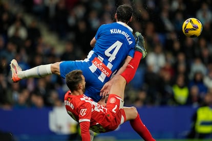 Kumbulla, del Espanyol, pelea un balón con Stuani, del Girona