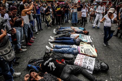 Manifestantes se muestran como víctimas de la violencia en Medellín.