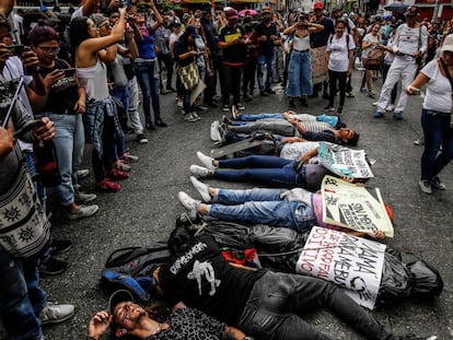 Manifestantes se muestran como víctimas de la violencia en Medellín.