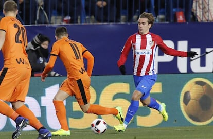 Griezmann controla la pelota ante Peña.