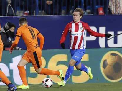 Griezmann controla la pelota ante Peña.