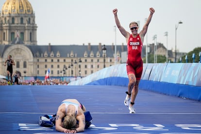 Julie Derron, de Suiza, celebra al pasar por meta la medalla de plata del triatlón femenino invidivual.