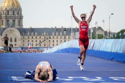 Julie Derron, de Suiza, celebra al pasar por meta la medalla de plata del triatlón femenino invidivual.