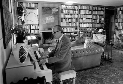 Una de las imágenes familiares más conocidas de Leopoldo Calvo-Sotelo, tocando el piano en su casa de Aravaca, en Madrid, el 15 de diciembre de 1982, tras abandonar la presidencia del Gobierno.