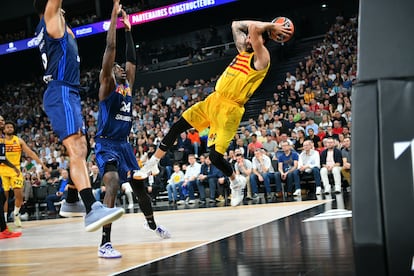 Ricky Rubio trata de evitar una pérdida de balón ante el Villeurbanne.