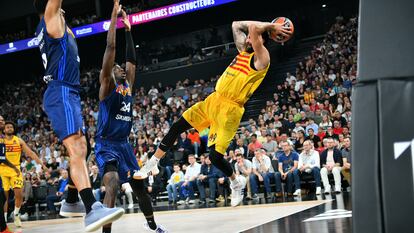 Ricky Rubio trata de evitar una pérdida de balón ante el Villeurbanne.