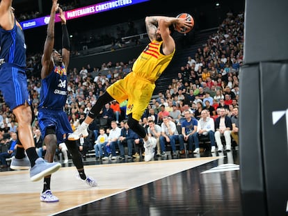 Ricky Rubio trata de evitar una pérdida de balón ante el Villeurbanne.