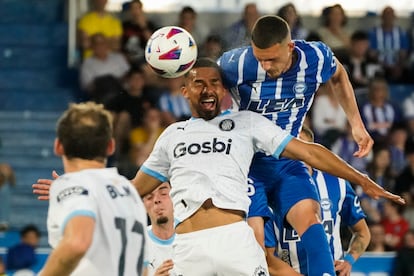 El centrocampista del Girona Yangel Herrera disputa un balón con el defensa del Alavés Rafael Marín.