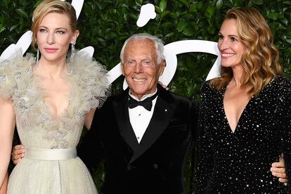 Cate Blanchett yJulia Roberts con Giorgio Armani.