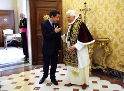 Nicolas Sarkozy conversa con Benedicto XVI durante la audiencia privada que éste le concedió en el Vaticano el pasado diciembre. 
/ afp
Sarkozy, durante una reunión con líderes religiosos  en el Elíseo.