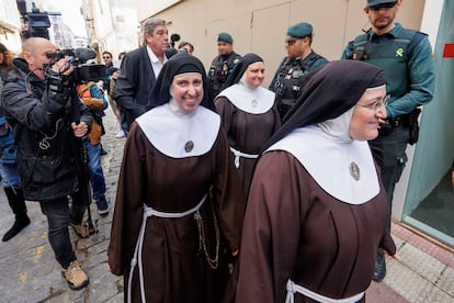 Las exmonjas del convento de las Clarisas de Belorado, a las puertas del juzgado de Primera Instancia e Instrucción número 1 de Briviesca, este miércoles.