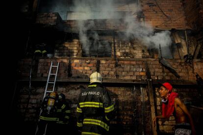 Un grupo de bomberos controla el incendio que se ha declarado en la favela Paraisópolis de Sao Paulo (Brasil).
