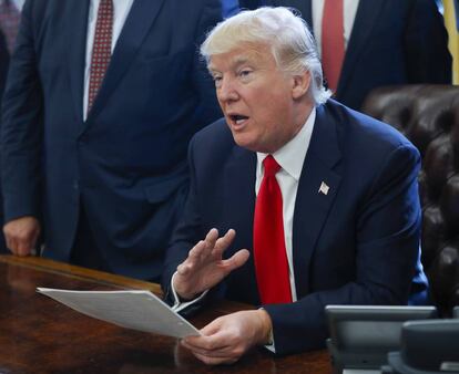 Donald Trump, este viernes, momentos antes de firmar una nueva orden ejecutiva para reducir la regulaci&oacute;n.