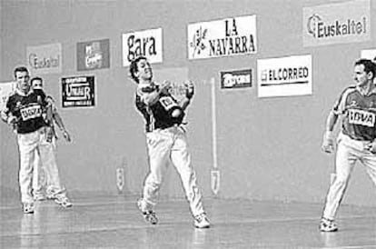 Olaizola golpea la pelota ante la mirada de  los otros tres finalistas.