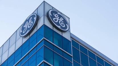 Logo de la compañía General Electric en una de sus sedes