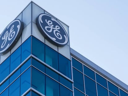 Logo de la compañía General Electric en una de sus sedes
