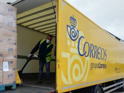 Correos y Mercasa colaboran con el reparto de comida donada a Bancos de Alimentos.