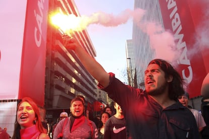 Un manifestante encuiende una bengala durante la marcha 'Ni un peso más al mercado. Educacion gratuita y de Calidad' convocada por la Confederación de Estudiantes de Chile (CONFECH) en el centro de Santiago.