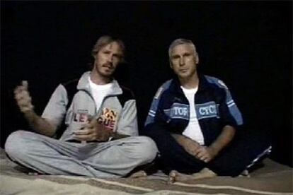 Olaf Wiig (izquierda) y Steve Centanni, en el vídeo enviado por los secuestradores.