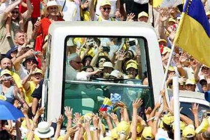 Benedicto XVI se despide desde el <i>papamóvil</i> de los peregrinos concentrados en Valencia.