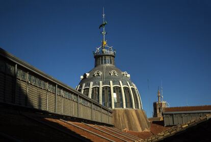 Las cúpulas, de hierro, cristal y cerámica (la central alcanza 30 metros de altura), y las veletas que las coronan: la de la cotorra y la del pez, se integran a una panorámica paisajística de torreones y campanarios eminentemente valenciana. Al fondo se puede apreciar el edificio del Miguelete.