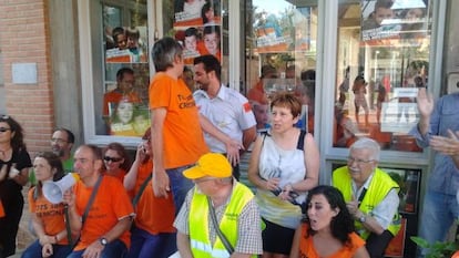 Padres y madres del Ciutat de Cremona a un lado y otro de la entrada de la Consejería de Educación.
