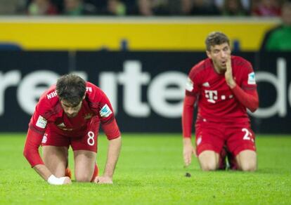 Javi Martínez y Müller, tras caer ante el Borussia.