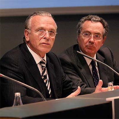 Gros-Pietro e Isidre Fainé anuncian la fusión a la prensa.