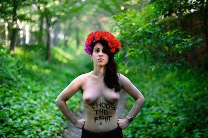 <strong> Esta estudiante de Historia del Arte es la líder e impulsora del colectivo Femen en España. </strong> <p> Por <b> Santiago Roncagliolo. </b><p> Protestar no sirve si nadie se entera. Protestar es gritar. Y no se grita en silencio. Lo sabe bien Lara Alcázar, la fundadora en España del comando feminista Femen. Hemos visto su cara –y no solo su cara– en el Congreso de los Diputados, coreando “Aborto es sagrado” ante el estupor del ministro Gallardón. O frente a la Embajada de Túnez en apoyo a la activista Amina. Puedes estar de acuerdo con Lara o discrepar. Pero no puedes dejar de mirarla. Lara y sus amigas han descolocado a todo el mundo. El PP las considera “repugnantes”. El PSOE, solo “rechazables”. Las feministas están irritadas. Los antidisturbios no saben por dónde agarrarlas. Nada mal para ser solo ocho personas. Femen llama a su lucha sextremismo. Sus enemigos son la violencia doméstica, la desigualdad salarial, la trata de mujeres y la sumisión femenina. Y su única arma son sus torsos desnudos. Es un arma poderosa. Pero requiere más valor que un fusil. A estas alturas, Lara es tan visible que parece llevar toda la vida dedicada al activismo. Pero, sorpresa: Femen ni siquiera lleva un año en España. Esto no ha hecho más que empezar. . <p> <hr /> <p> <strong> Santiago Roncagliolo es escritor. </strong>