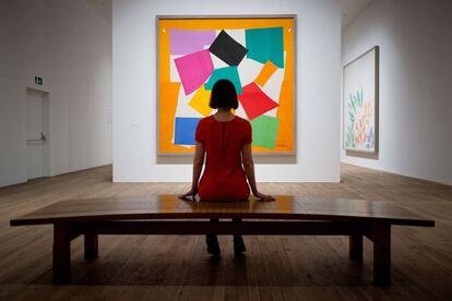 Una visitante contempla un cuadro de Henri Matisse en la Tate Modern. 