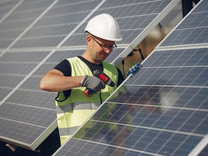Un trabajador manipula los paneles solares de la empresa Unieléctrica, en Cantabria.