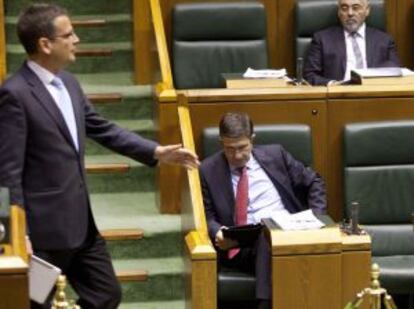 El presidente del PP vasco, Antonio Basagoiti, pasa por delante del escaño del 'lehendakari', Patxi López, durante el pleno de ayer en el Parlamento.