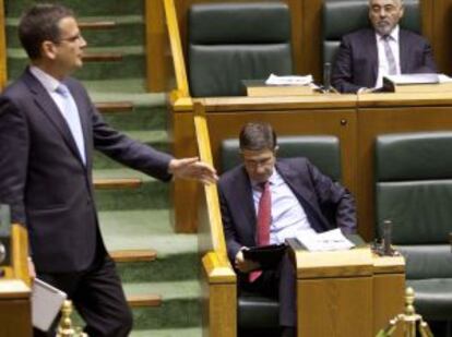 El presidente del PP vasco, Antonio Basagoiti, pasa por delante del escaño del 'lehendakari', Patxi López, durante el pleno de ayer en el Parlamento. 