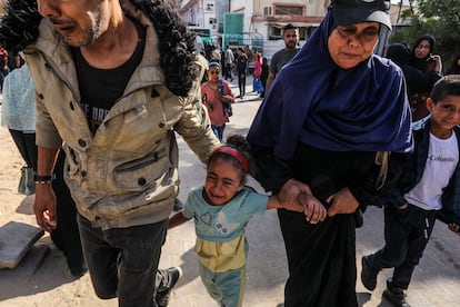 Familiares y seres queridos de los palestinos que perdieron la vida después tras el ataque israelí asisten al funeral en Jan Yunis.