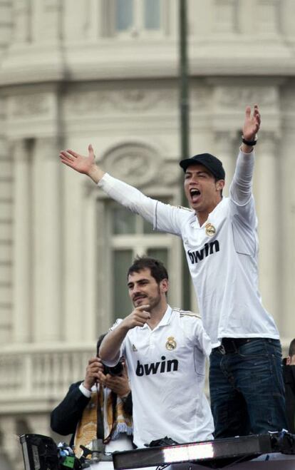 Ronaldo e Iker Casillas, a su llegada a la plaza de Cibeles.